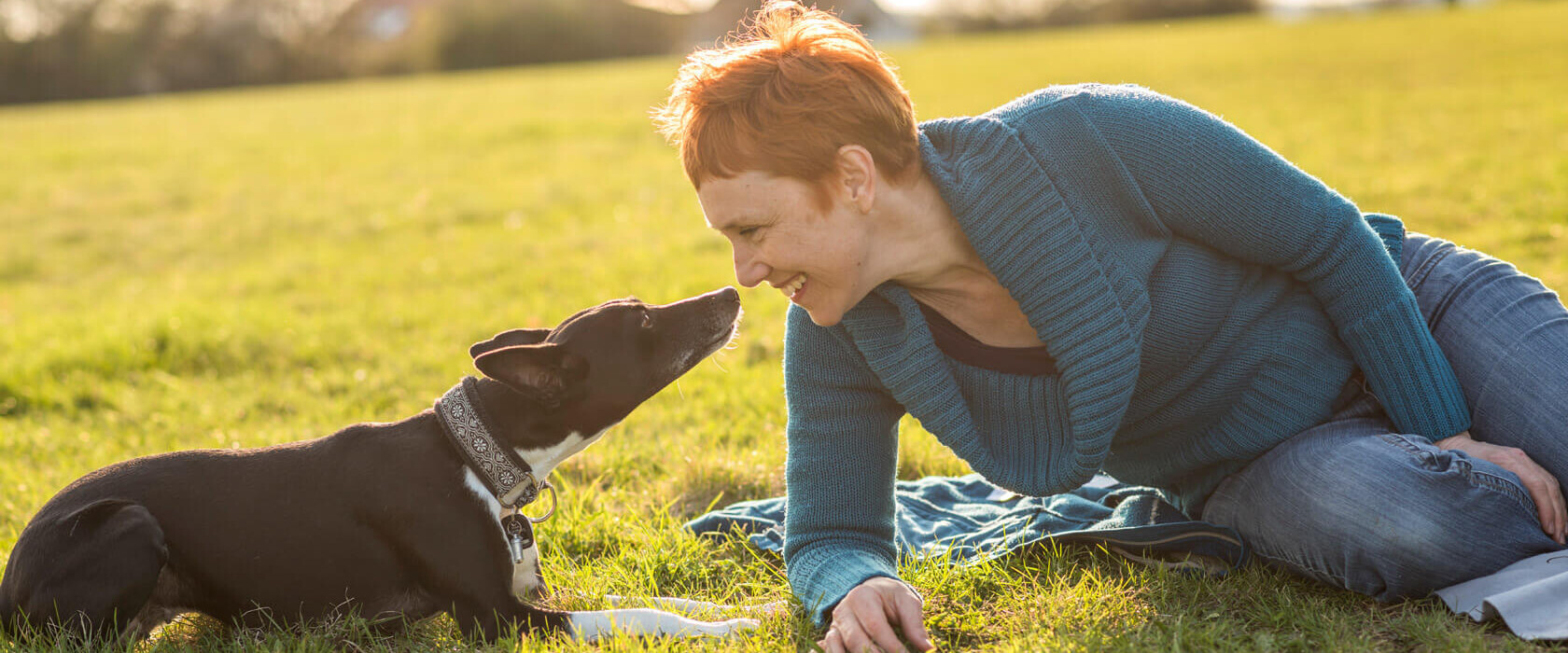 Hundetrainerin Edith Abels Nase an Nase mit Hündin - Vertrauen, Neugier, Freude